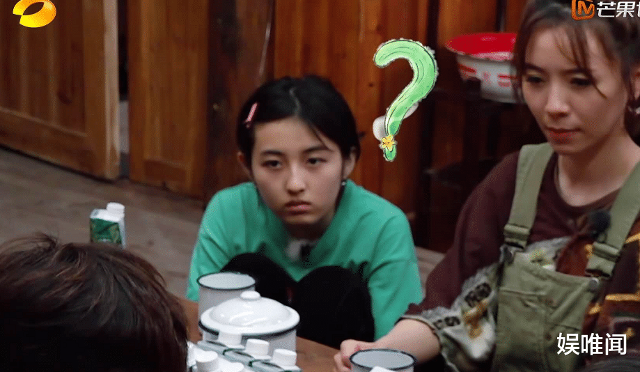 「张子枫」连续两年常驻，张子枫真融入《向往的生活》了？她的坐姿就是答案