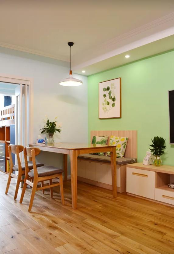 「」65㎡小宅，客厅设张床，沙发背后“加宽”0.5米！巧妙极了，聪明