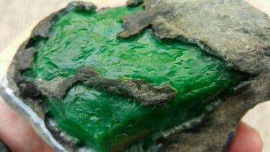 文玩|一刀穷一刀富,翡翠赌石,怎么看松花你必须知道!