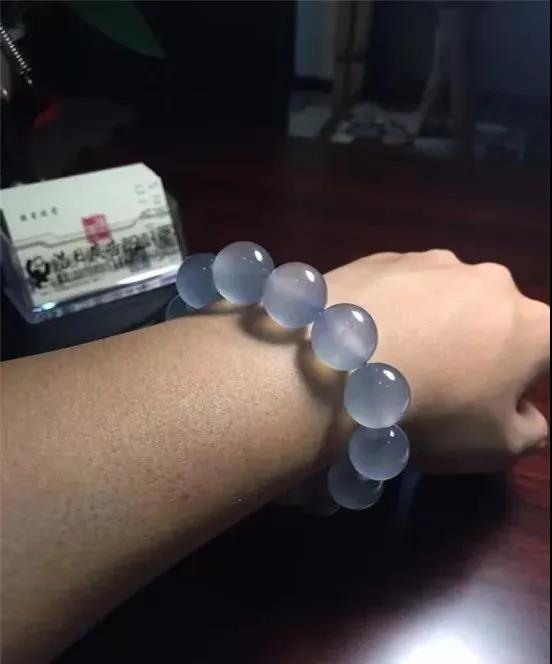 翡翠|4.8公斤翡翠原石似大灯泡，切出玻璃种片料被抢着定制！