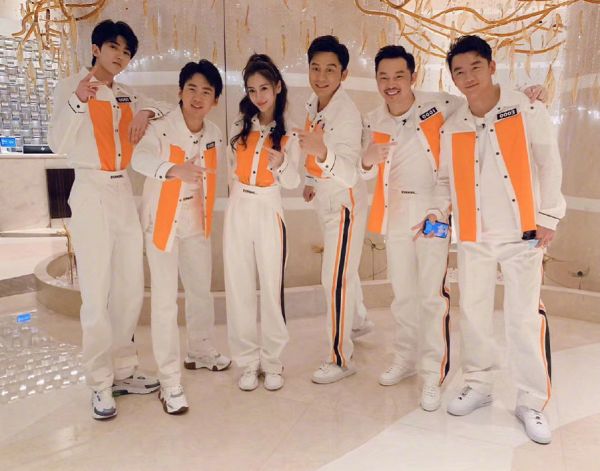 『关晓彤』《跑男》蔡徐坤关晓彤同框，两人腰线比让全网惊讶：这是真实存在的？