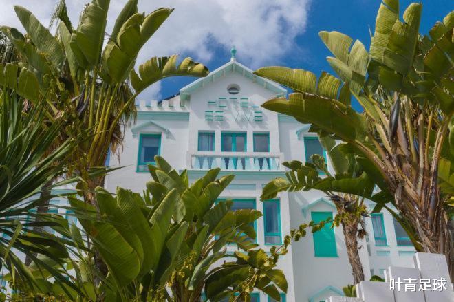 梅西|梅西搂着娇妻秀恩爱 住奢华海景酒店不要钱:原来是自己开的