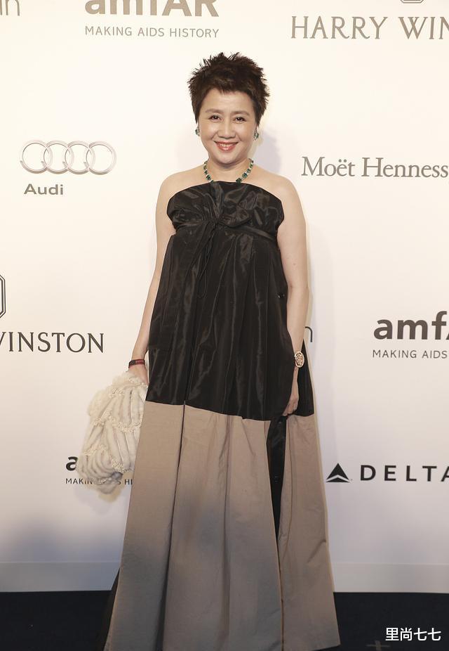 短发|赌王四太留超短发胖一圈!穿韩式礼服比例失衡,裙子分两截太显矮