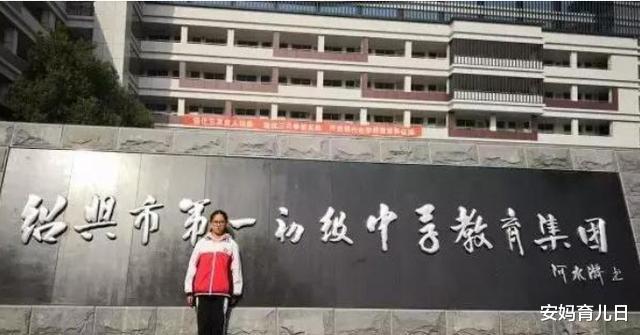 「书法」中学生为学校“题写校名”，用笔精到，矫若惊龙，老师们赞叹不已