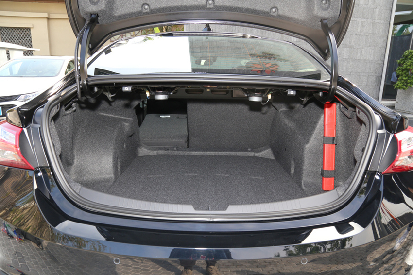 思域：卖“白菜价”的中级！16万降到11.5万，车宽1米8油耗6，后悔买思域