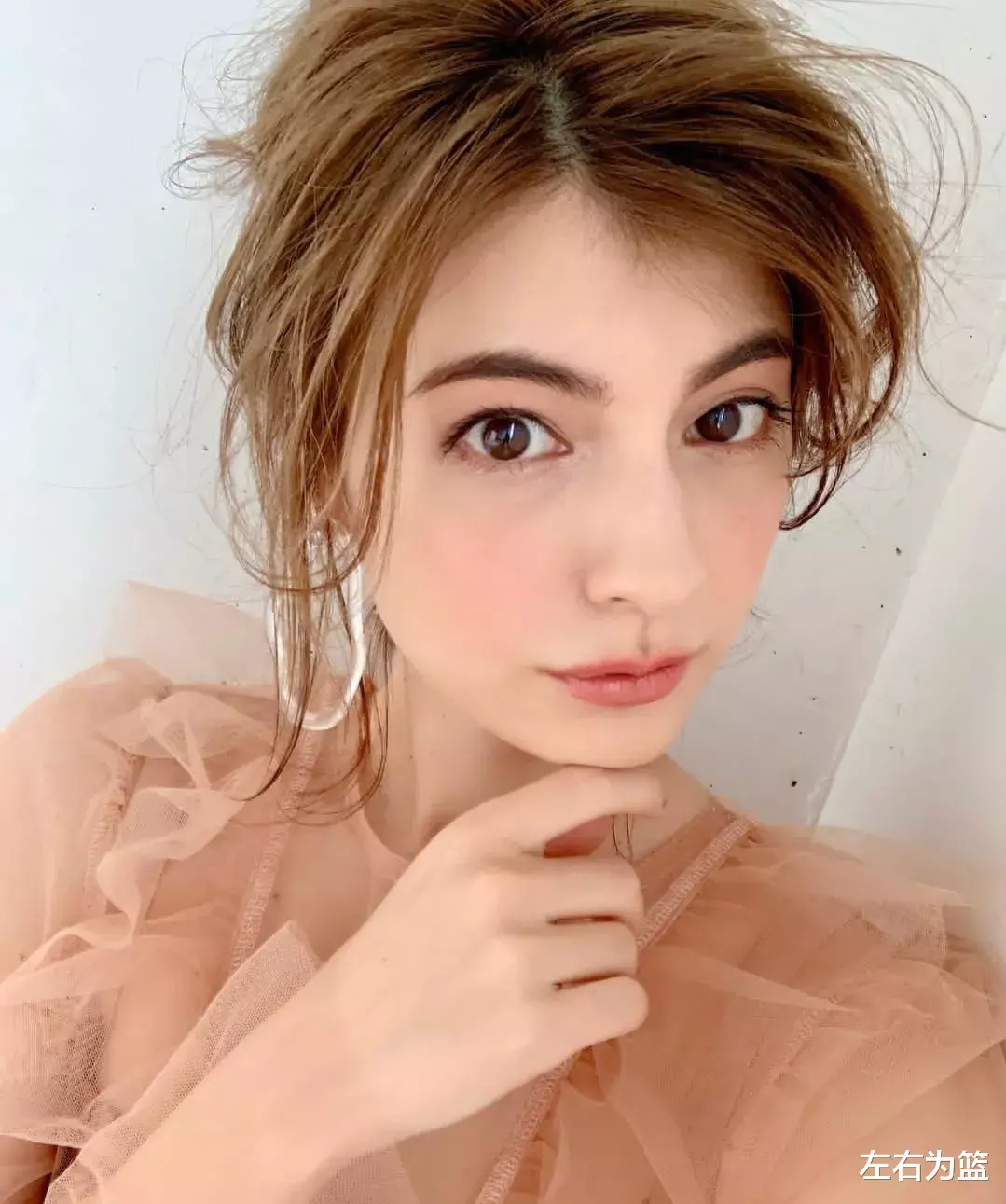 日本队|最美混血女友！这位日本球星怎么如此好命啊！