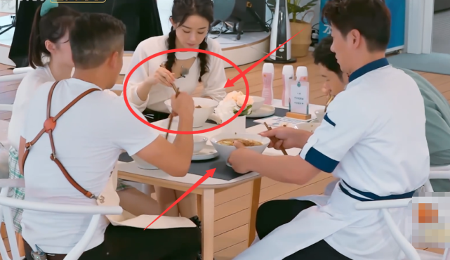 赵丽颖|三个大男人吃面用小碗，可谁注意赵丽颖的？低估了女明星的饭量！