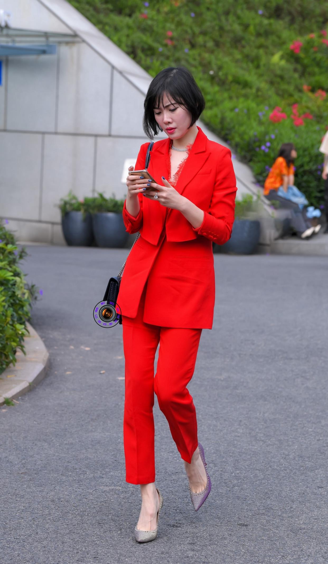 西装|精致的短发美女，红色西服套装搭配紫色尖头细跟鞋，展现高贵气质