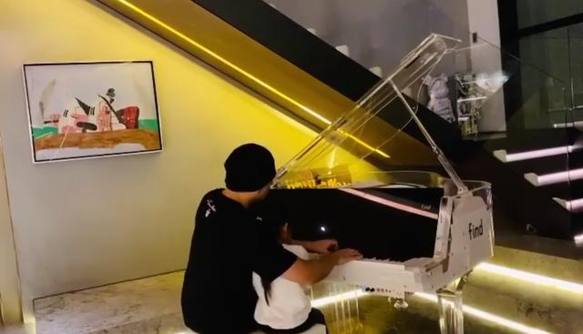 昆凌|昆凌牵一双儿女看奶牛，弟弟身高快赶上姐姐，一家人穿扮超时髦