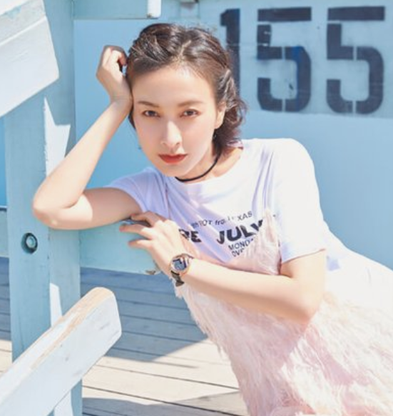 #吴昕#吴昕沿用了在快乐大本营中的习惯，在别的节目中也是同样的坐姿，低调又圈粉