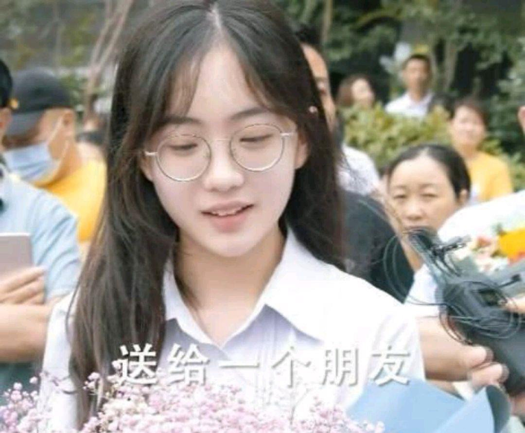 女孩|高考考场外手捧满天星的女孩火了,她等的人出来后,网友:嫉妒了