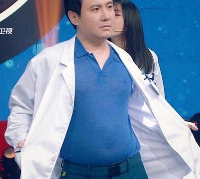 沈腾■谁注意到这个小细节了：华晨宇录节目钱包从裤子的破洞里掉出来了