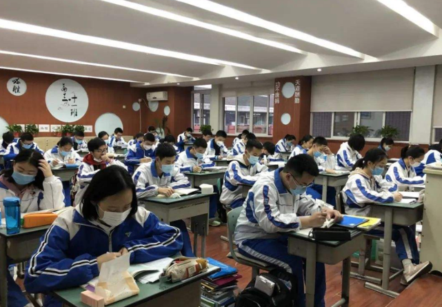 「」高考生注意：最适合文科生的三个专业，毕业工资高，福利待遇好