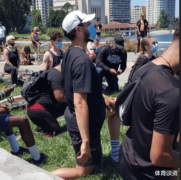 『斯蒂芬·库里』终现身！克莱和库里参加游行，满脸胡子戴口罩，被球迷吐槽长胖了