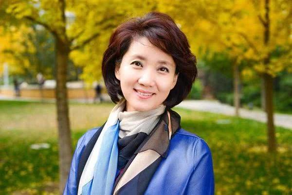 董卿▲比董卿名气还大的主持人,主持26年零失误,结婚15年都无儿无女