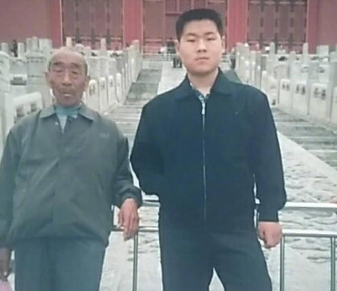 『岳云鹏』岳云鹏17岁找老婆,礼金200块到处塞没姑娘稀罕,只有她不嫌穷