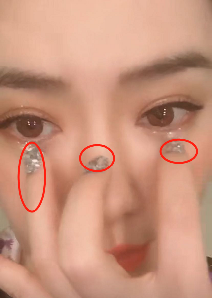 戚薇@有种“炫富”叫戚薇，看清她美甲上的“钻石”：原谅我没见过世面