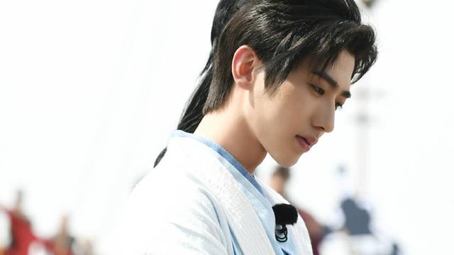 郑恺▲《奔跑吧》郑恺和杨颖已成过去式，两人保持距离太明显！