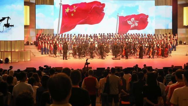 谭晶|国家一级演员谭晶,登12次春晚,43岁身价上亿,丈夫是最年轻院士