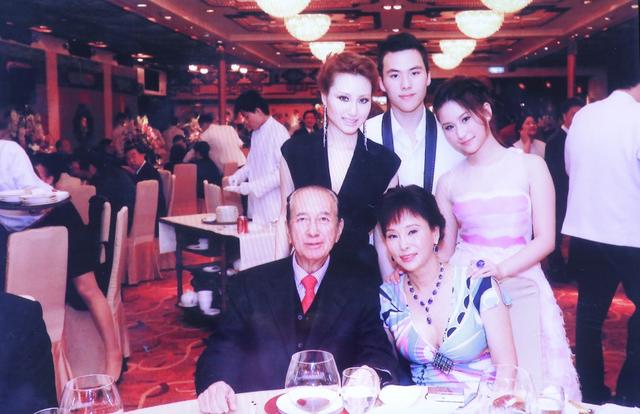 赌王|赌王四房珍藏合影曝光：许晋亨陈百强惊喜出镜，神秘儿子何猷邦被刻意隐藏