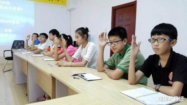 中学|孩子考上一所普通中学后，成绩一直保持第一，老师却说：建议转学