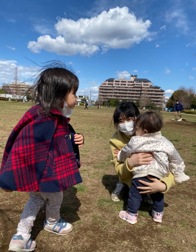 福原爱@福原爱老公晒一家四口公园踏青照,女儿戴口罩呆萌可爱,1岁弟弟会自己走路