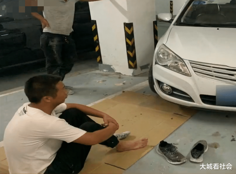 大城看社会|男子在车位上蹭空调午睡，倒霉车主没看到压到他，交警：小车主责