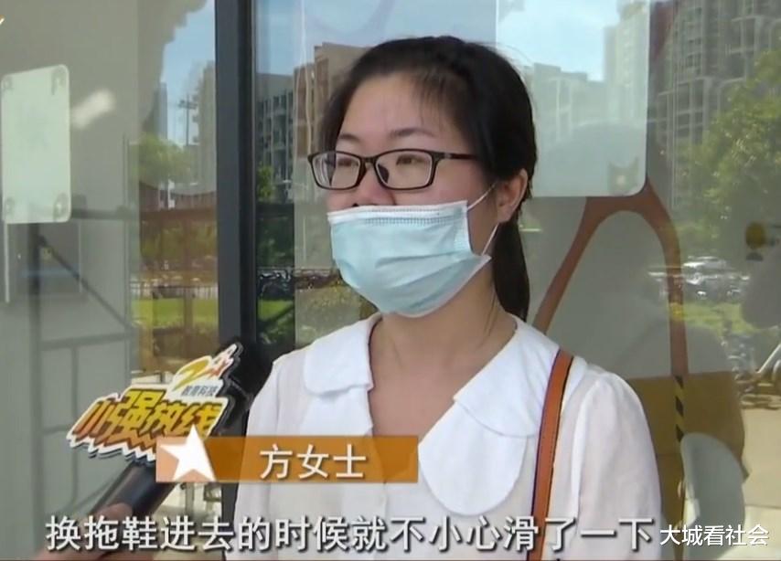 「四川省」瑜伽馆玻璃门贴有标示，女子撞断门牙要补偿：我撞的地方没贴