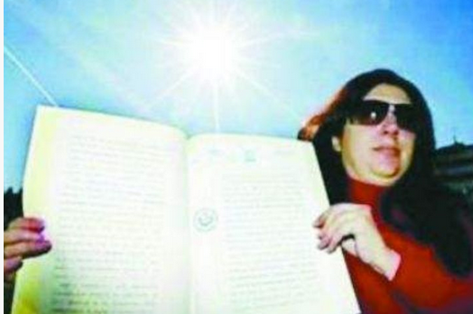 『』外国女子不顾一切利用漏洞，将太阳注册向人类收取费用，结果怎样