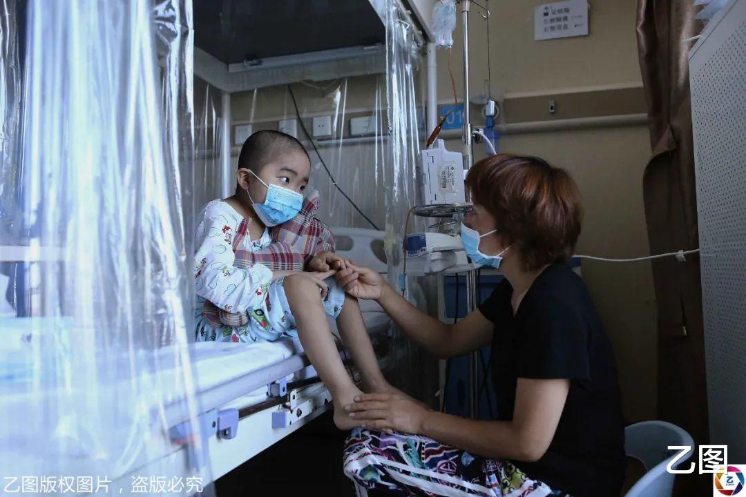 乙图|贵州7岁男孩一场病后眼睛上长了个“怪物”，每天喊痛，爸妈心碎