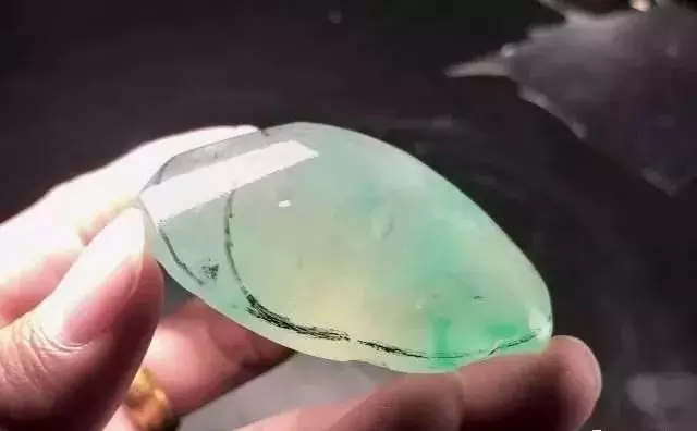 ##老缅摊入手的翡翠原石，切开让人大失所望，成品被师傅完美逆袭！