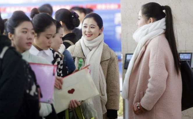 王丽：女主管迟到3分钟被辞退，临走公布30秒视频，公司15人“集体”离职