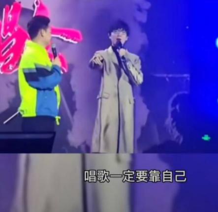 许嵩|过气歌手、歌红人不红、非主流，你能相信这些都是形容音乐才子？