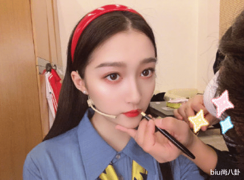 「华晨宇」王牌:关晓彤暂停拍摄补妆,谁知华晨宇在干嘛,真当观众看不到?