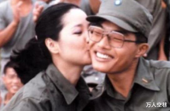 邓丽君▲30年前被邓丽君亲过的士兵，声称一辈子都不洗脸，结果变成怎样了？