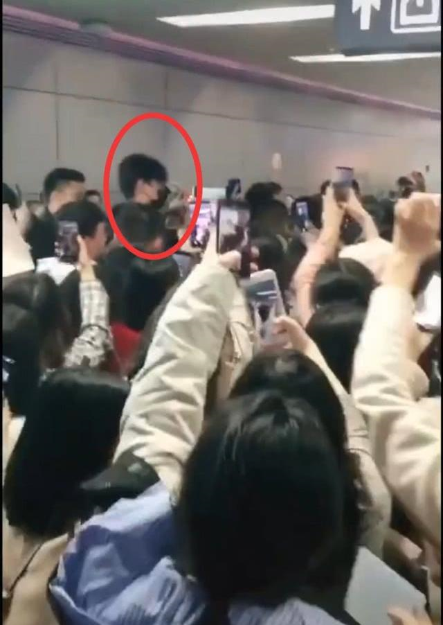 肖战|00后夜市摆摊小哥长相帅气走红！眼神酷似肖战，粉丝争先恐后围观