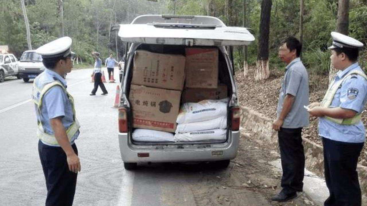 面包车|面包车不让拉人，也不能拉货！车主反问交警：那我买车能干啥？