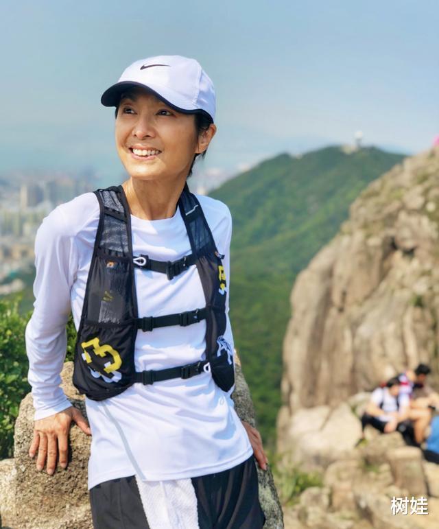 「米雪」64岁米雪相约妹妹爬山相聚享受亲情乐，三姐妹罕见同框米雪显年轻
