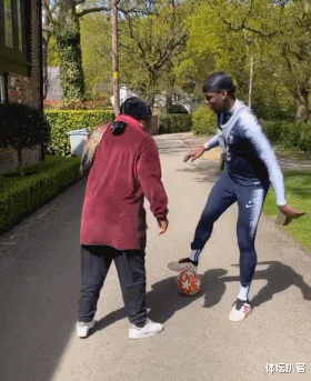 博格巴■博格巴穿裆母亲反遭抢断，表情一脸失望，感人发声：多陪陪父母！