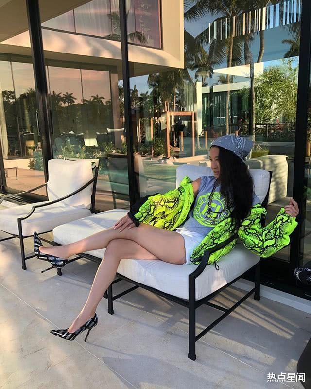 @71岁“婚纱女王”王薇薇晒近照,身材只有17岁,网友都看懵了