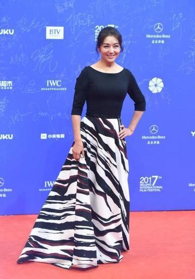 『穿衣搭配』52岁的江珊真不服老，紧身上衣显胖圆领，搭配上马尾麻花辫很亮眼