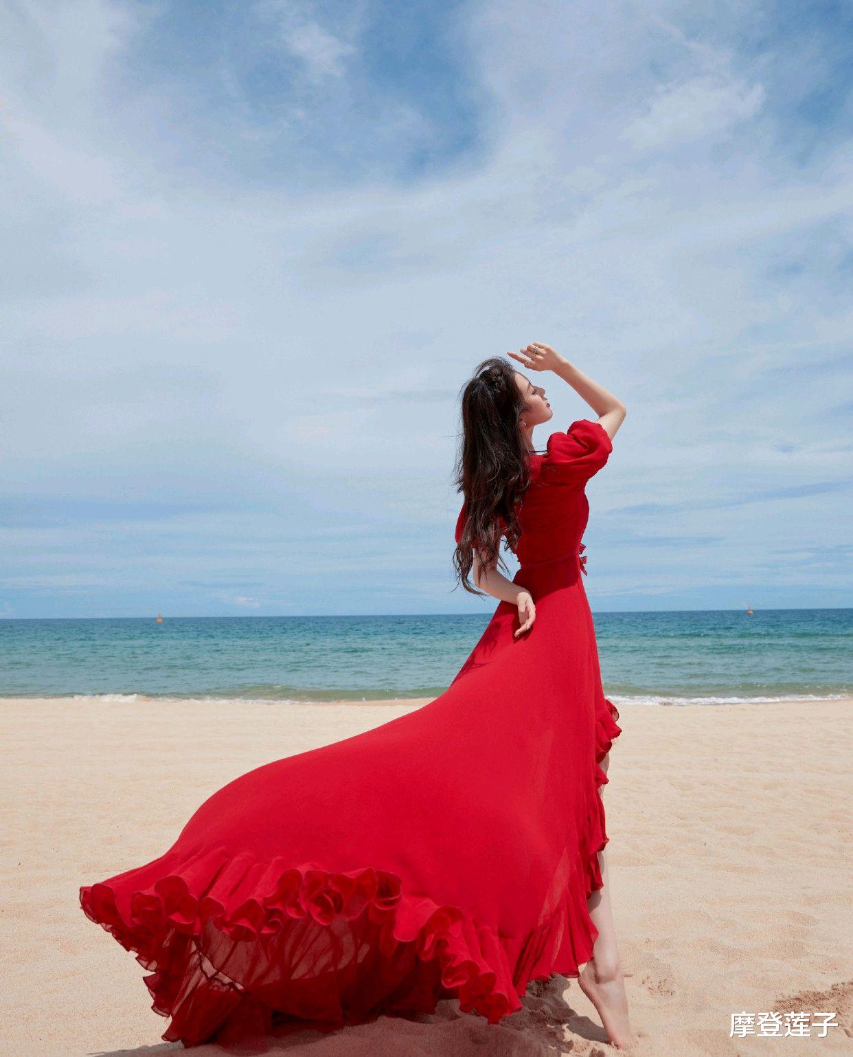 劉詩詩沙灘照好驚艷，身穿紅色雪紡連衣裙，美成一道亮麗的風景線-圖8