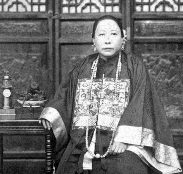 #女孩#哥哥太穷妹妹太丑，两人直接结婚，生下一子天下闻名