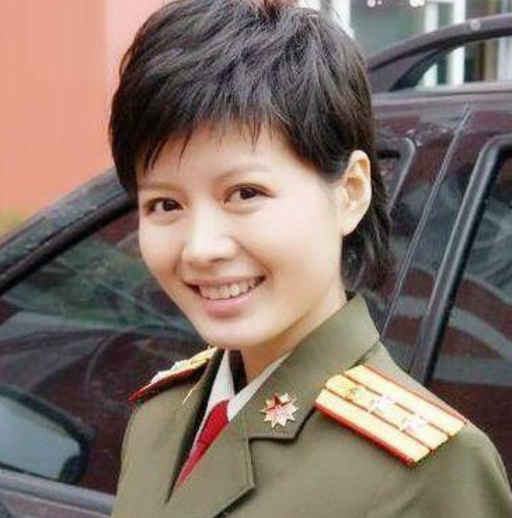 用21年捧红丈夫, 却被相识3个月嫩模抢走, 今和儿子相依为命