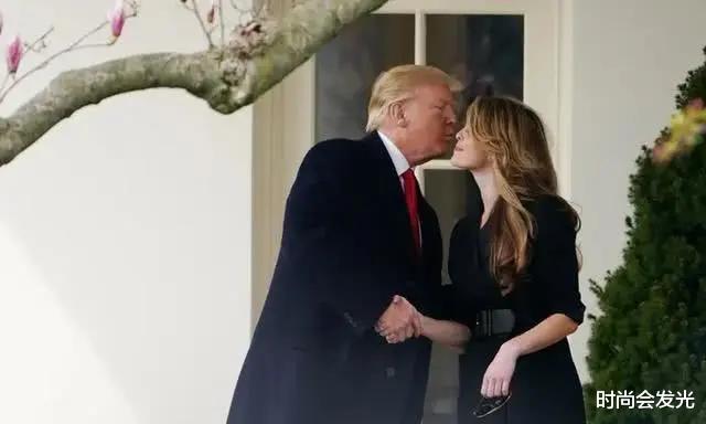 #美国#特朗普哪知道避嫌？当众揽伊万卡蛮腰想要亲脸，普京表情意味深长