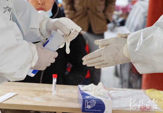 河北新闻网 河北石家庄：广东深圳核酸检测服务队在社区