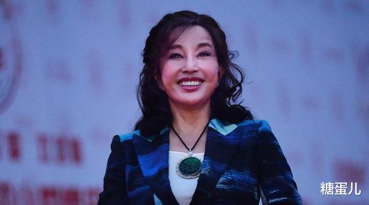 修图|刘晓庆再怎么证明年轻，不修图就是普通老人，脖子以上全是皱纹！