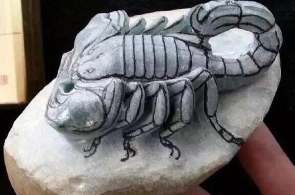 『翡翠』一块丑陋的翡翠原石，摇身一变成了天蝎子，致敬手艺人