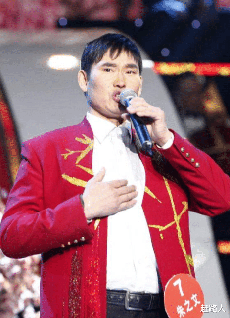 朱之文▲踹朱之文大门的两位被拘留后，他投资的游乐设施也被拆除现场狼藉，事情还在发展中