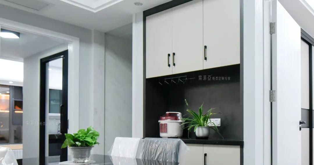 |餐边柜怎么装更实用？整墙式轻奢风的做法太赞了！